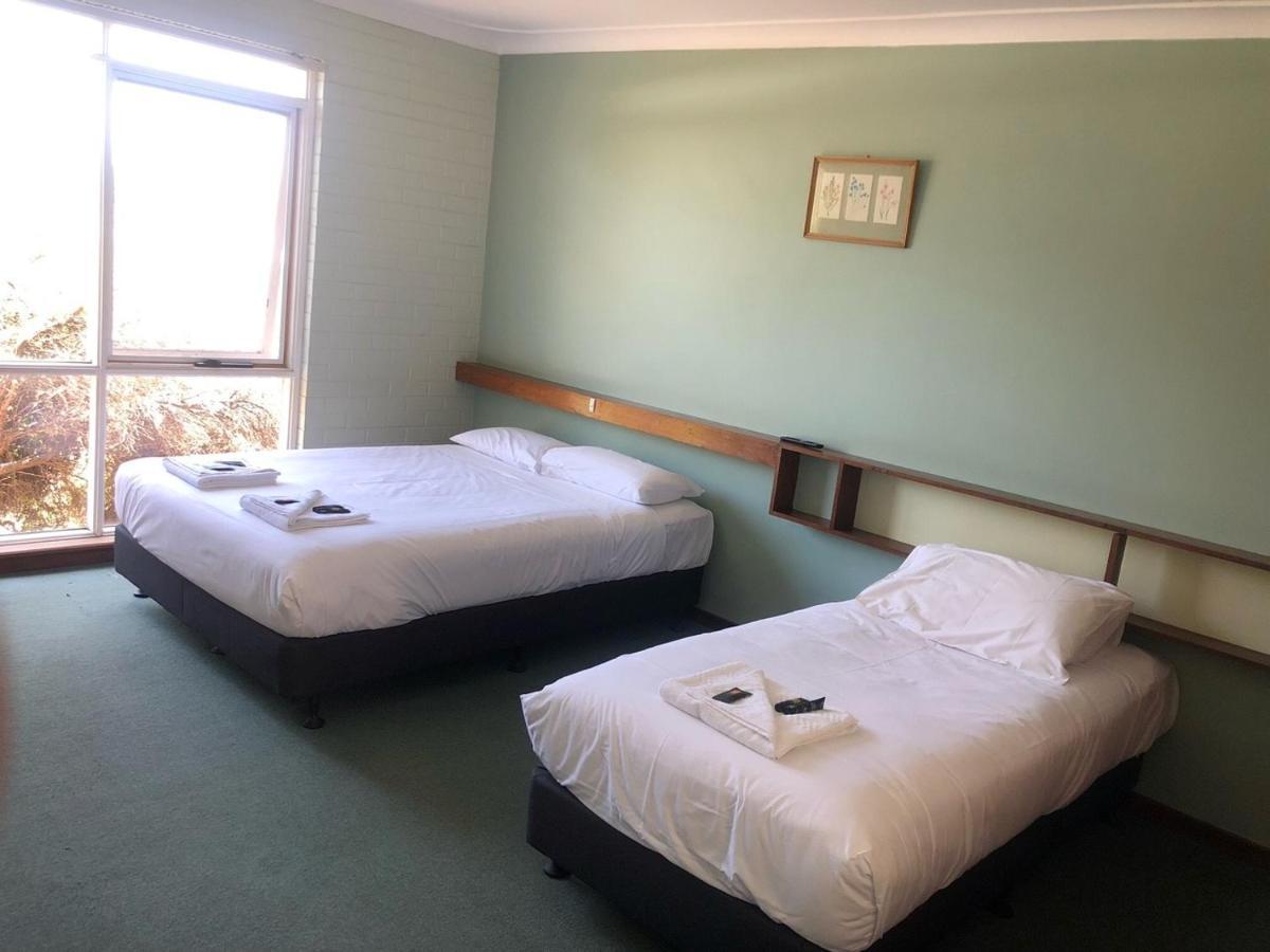 Walpole Hotel Motel Bagian luar foto